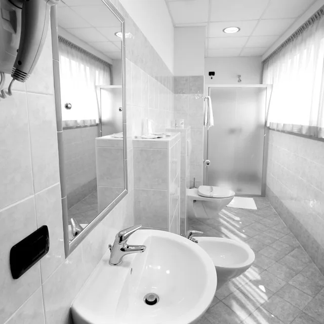 غرفة ثلاثية، Dama Hotel 6/7