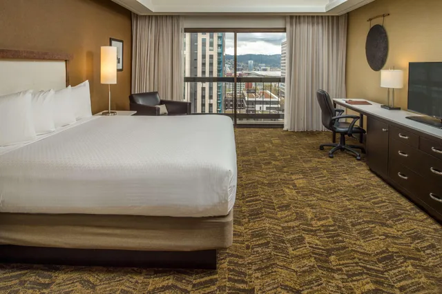 Governor, Suite, King Bed, Jetted Tub, Bathtub، Doubletree By Hilton Hotel Portland 2/2