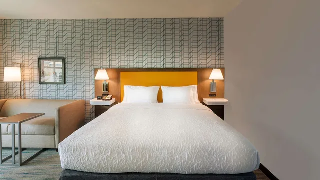 غرفة قياسية بسرير كينج مع أريكة لذوي الإعاقة، Hampton Inn Riverside Downtown Ca 2/3
