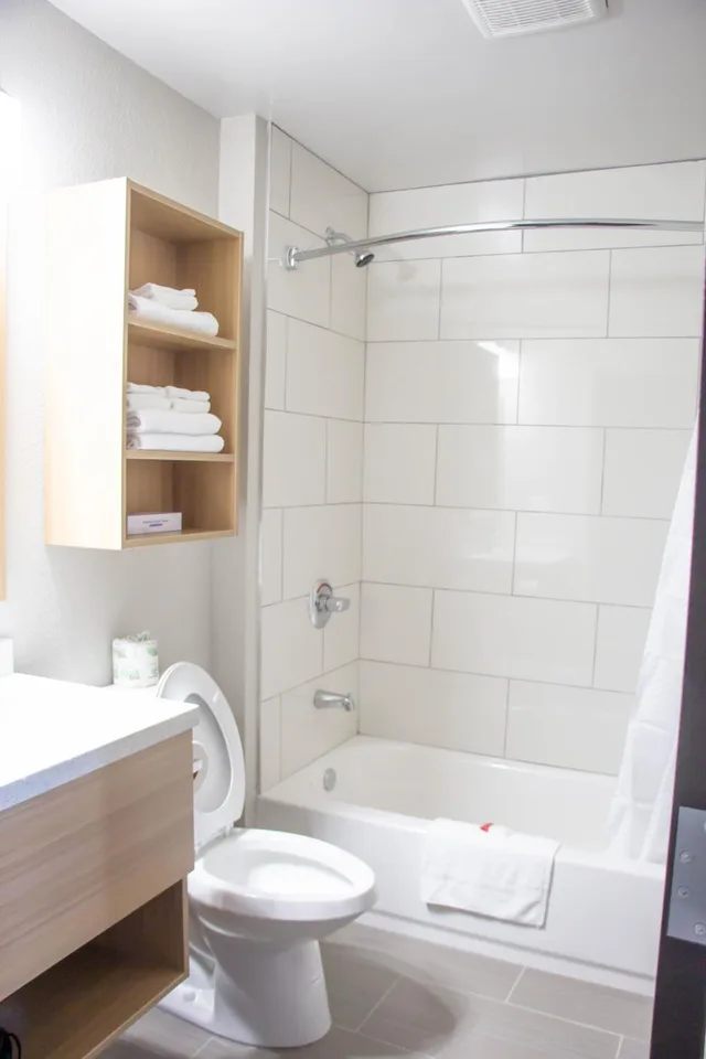 جناح بسرير كينج مع أريكة، Microtel Inn Suites By Wyndham Camp Lejeune Jacksonville 4/5