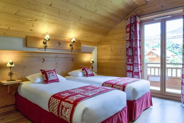 غرفة بسرير مزدوج أو سريرين منفصلين، Chalet-Hotel Le Beausoleil, The Originals Relais (Hotels-Chalets de Tradition) 4/9