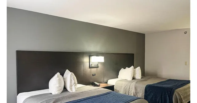 غرفة بسريرين كوين لغير المدخنين بمطبخ، Motel6 Chillicothe, MO 1/10