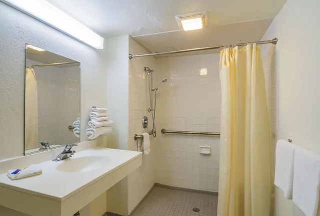 1 Queen Bed - Mob Acc Ri Shwr Nsmk Micfridg، Motel6 Mitchell, SD 5/6
