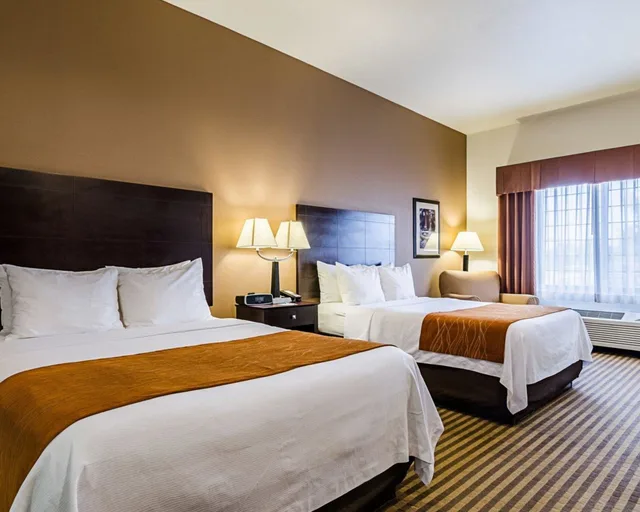 غرفة قياسية بسريرين كوين، Comfort Inn & Suites Lawrence - University Area 1/3