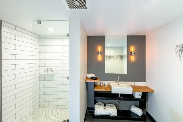 Grand Avenue, Deluxe, King Bed, The LARK Bozeman 4/4