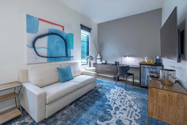 جناح سوبيريور بسرير كينج بغرفة نوم واحدة مع أريكة، 121 Hotel 10/10