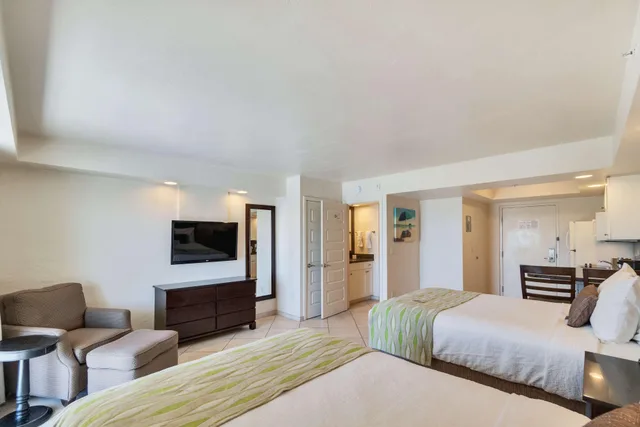 Room, 2 Double Beds, Gulf View, Balcony, Kitchen, Large، Best Western Plus Beach Resort 6/10