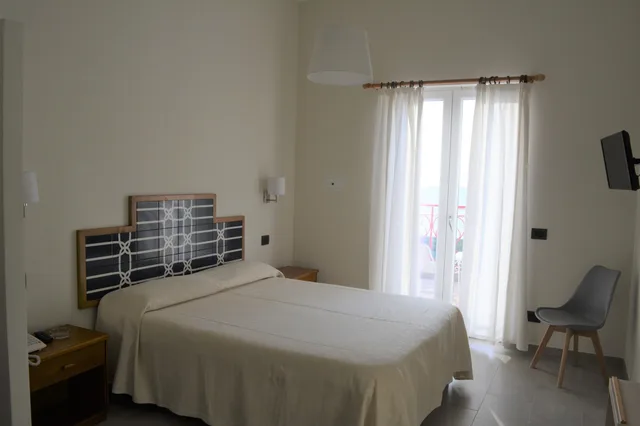 غرفة كلاسيكية بسريرين منفصلين بشرفة بإطلالة جزئية على البحر، Hotel Dania 8/10