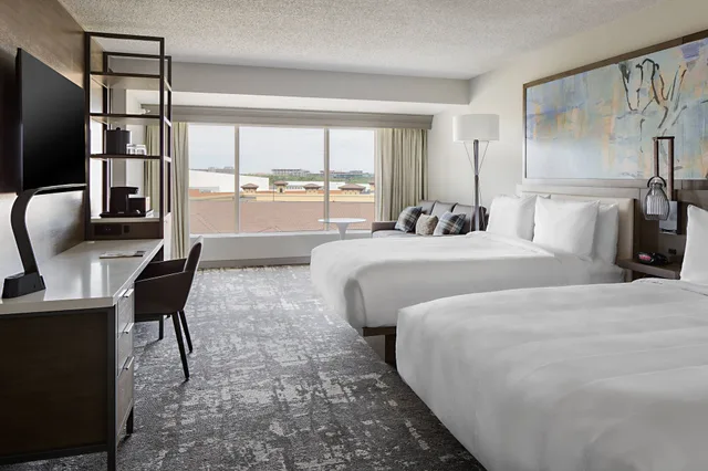 غرفة بسريرين كوين بإطلالة على البحيرة بشرفة، Marriott Dallas Las Colinas 1/6