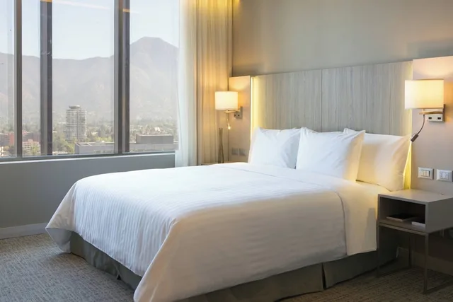 غرفة بسرير كينج بإطلالة على المدينة، Courtyard Santiago Las Condes 1/5