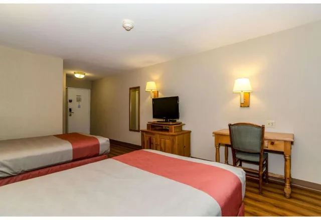 2 Full Beds - Mobility Accessible Tub Nsmk، Baymont by Wyndham Newark/Wilmington 3/6