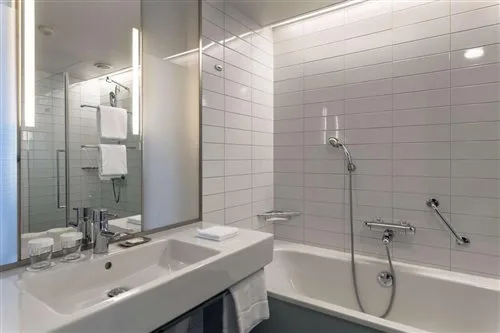 Plus, Double Bed، Hilton Helsinki Airport 1/1