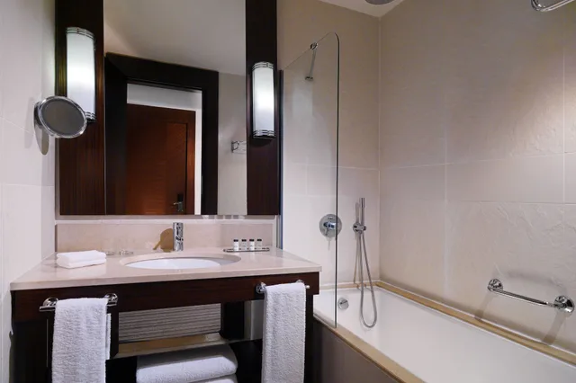 جناح كلوب بسرير كينج بشرفة، SHERATON BATUMI HOTEL 3/4