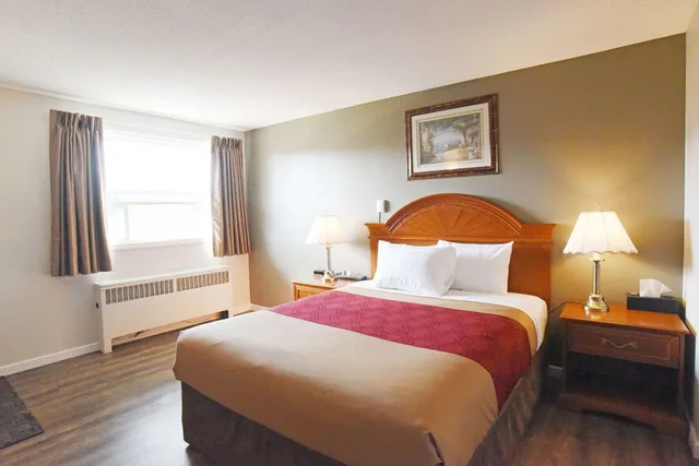 غرفة قياسية بسرير كوين، Econo Lodge Inn & Suites Drumheller 2/10