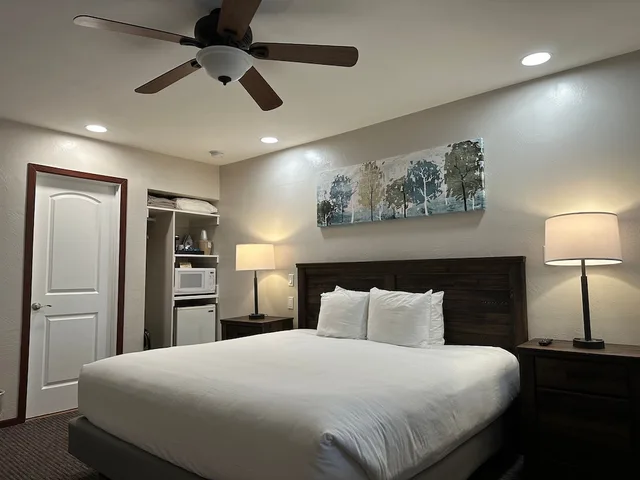 غرفة قياسية بسرير كينج بمطبخ، Bluebird Inn 1/3