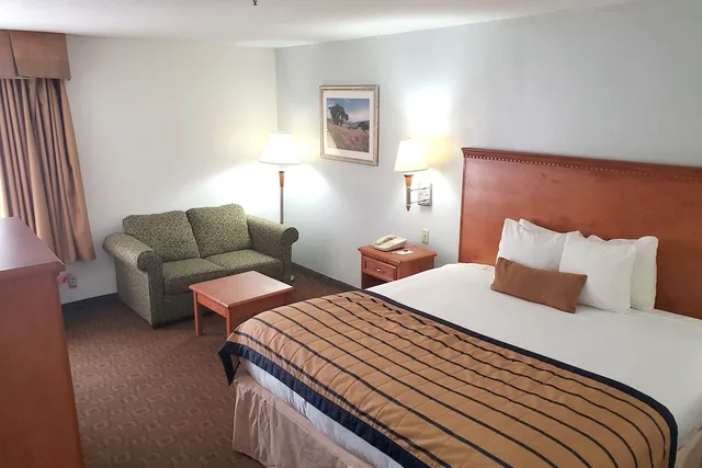 غرفة بسرير كينج لذوي الإعاقة، Coratel Inn & Suites by Jasper New Braunfels IH-35 EXT 189 5/9