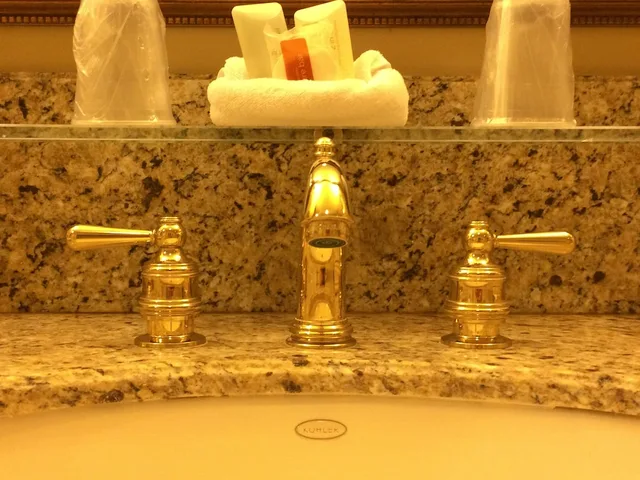جناح بسرير كينج، Carlton Hotel 7/8
