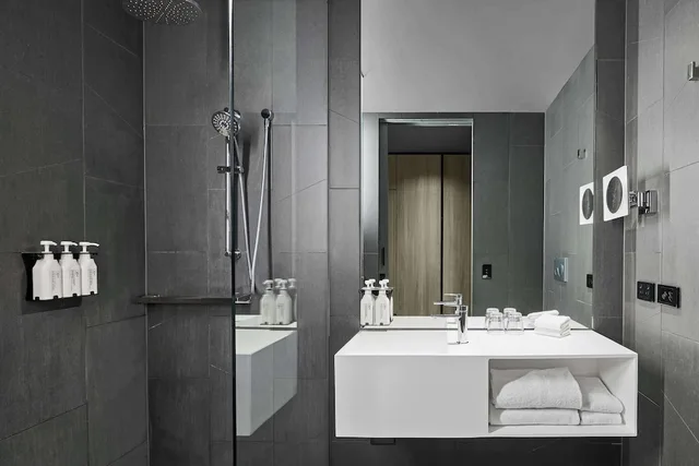Premier Queen Queen Harbour View, Vibe Hotel Melbourne Docklands 4/4