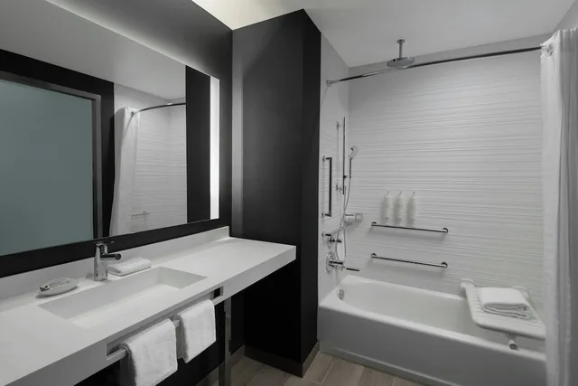 غرفة قياسية ركنية بسرير كينج لذوي الإعاقة، AC Hotel St. Louis Clayton 2/2