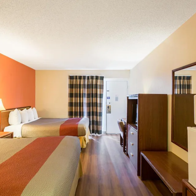 2 Queen Beds - Non-Smoking, Micfridge، Motel6 Butte, MT - Historic City Center 6/10