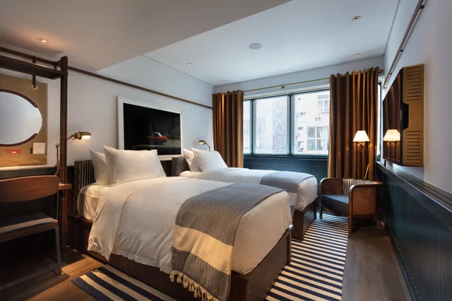 Medium, Queen Bed، The Fleming Hong Kong 2/4
