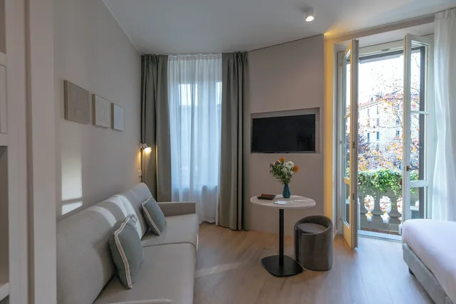 غرفة ديلوكس بسرير كينج بإطلالة على المدينة مع أريكة، Aiello Hotels - Isola Design District 3/5