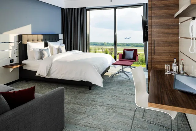 غرفة بزنس بسرير مزدوج مع أريكة، Airport Plaza Hotel Hamburg 4/8