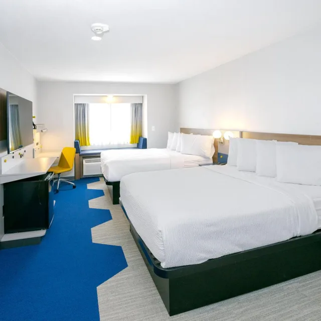 غرفة بسرير كينج وسريرين كوين بحوض استحمام لذوي الإعاقة، Microtel Inn & Suites by Wyndham Wellsville 3/5