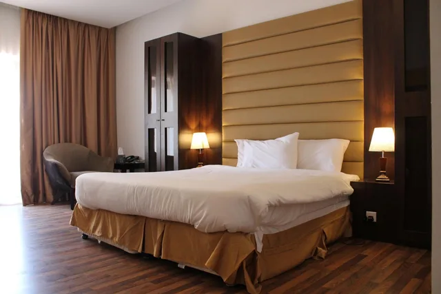 غرفة بسرير كينج بإطلالة على المدينة، فندق جولدن توليب للأجنحة الفندقية(Golden Tulip Al Khobar Suite Hotel) 9/10