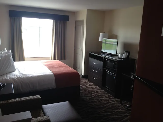 جناح استوديو بسرير كينج لذوي الإعاقة، AmericInn by Wyndham Waupun 2/7