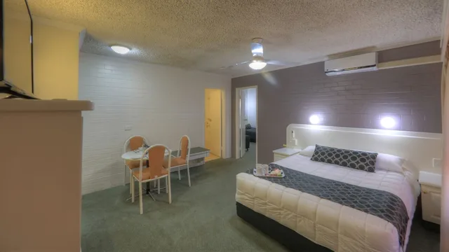 Plus, Family, 1 Queen and 3 Single Beds، COUSINS MOTOR INN 4/7