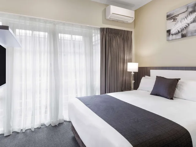 Superior, Studio, Queen Bed, Quality Hotel Melbourne Airport 2/5