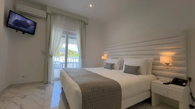 غرفة قياسية بثلاثة أسرّة بإطلالة على الحديقة، Hotel La Calanque 1/2