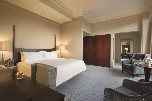 Robert Louis Stevenson, Suite, Castle View، The Caledonian Edinburgh, Curio Collection by Hilton 3/4
