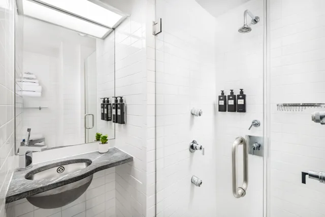 غرفة بسريرين كوين، The Shoreham Hotel 4/4