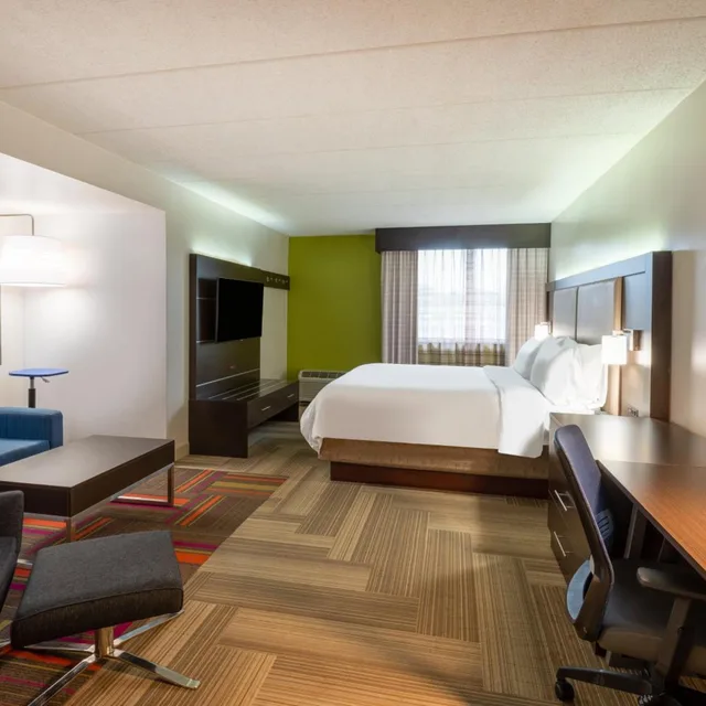 غرفة بسرير كينج بحوض جاكوزي، Holiday Inn Express Philadelphia Ne - Bensalem 4/7