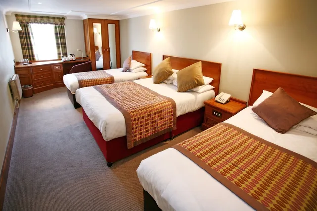 غرفة عائلية بسرير مزدوج وسريرين منفصلين، Best Western Plus Pinewood Manchester Airport-Wilmslow Hotel 1/1