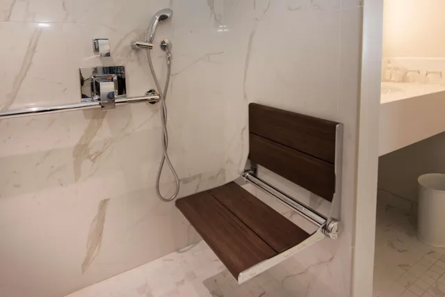 جناح استوديو بسريرين كوين مع أريكة لذوي الإعاقة، The Benson Portland, Curio Collection by Hilton 3/3