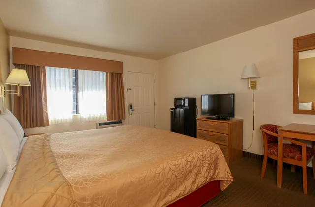 غرفة قياسية بسرير كينج، Highland Country Inn 1/6