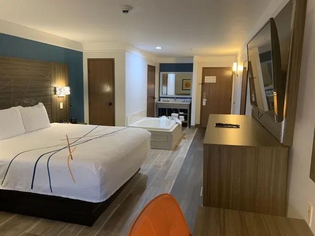 غرفة ديلوكس بسرير كينج لذوي الإعاقة، La Quinta Inn & Suites by Wyndham OKC North - Quail Springs 3/4