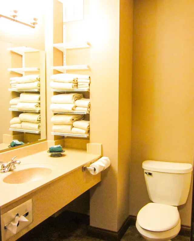 غرفة بسرير كوين مع أريكة، Bell Apos S Extended Stay And Suites 1/3