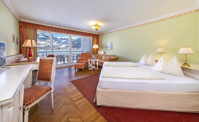 غرفة ديلوكس بسرير كينج بإطلالة على البحيرة بشرفة، Grand Hotel Zell Am See 1/3