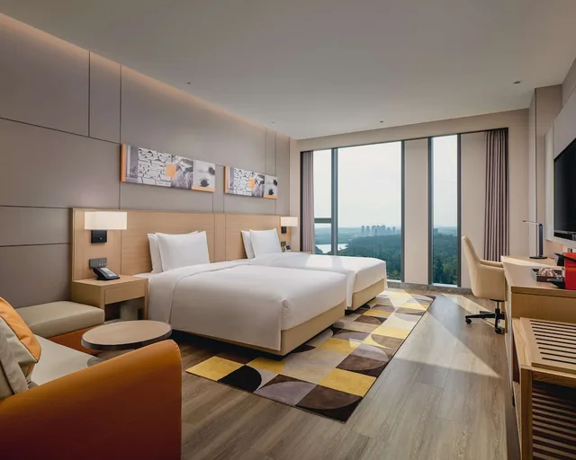 غرفة بسريرين منفصلين بإطلالة على المتنزه مع أريكة، Hyatt Place Chengdu Bio-Town 1/3