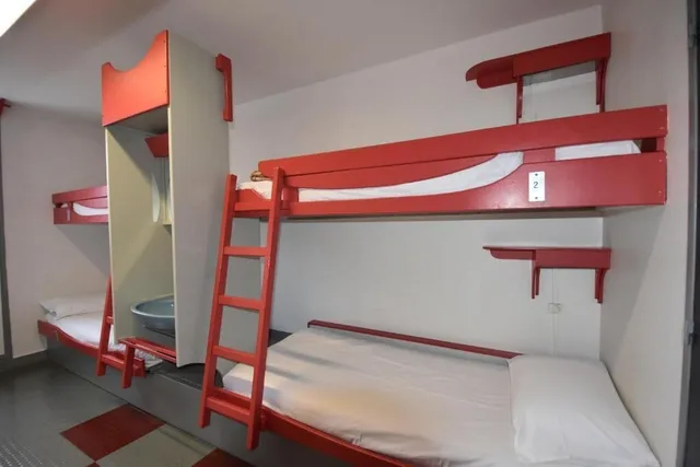 Male Dorm, 5 Beds, Auberge de Jeunesse Paris - Le d'Artagnan 2/8
