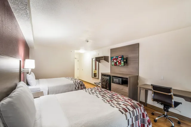 غرفة قياسية بسريرين كوين لغير المدخنين، Red Roof Inn Rochester Airport 5/10