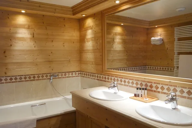 جناح جونيور بسرير كينج وسرير فردي، Hôtel Tsanteleina 5/5