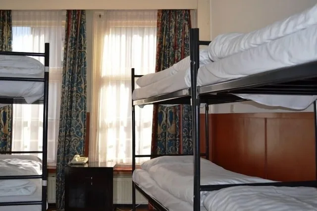 غرفة قياسية رباعية بأسرّة بطابقين بحمام خاص، Continental Hotel 3/8