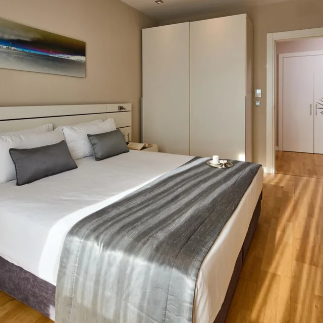 Two Bedroom Deluxe Apartment City View، Anthill Suites 1/10