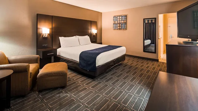 غرفة بسرير كينج بإطلالة على الحديقة، Best Western Andersen's Inn 2/3