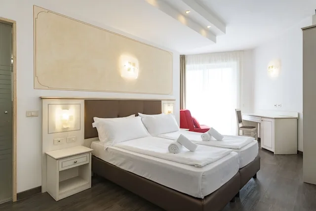 Superior, Twin Beds, Partial Lake View, Balcony، Hotel Sogno Del Benaco 1/10